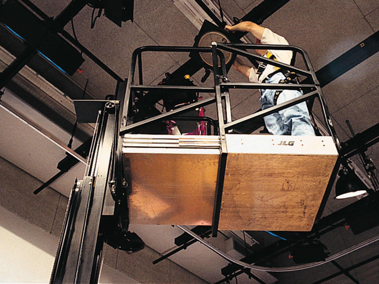 jlg 20mvl driveable vertical mast lift application