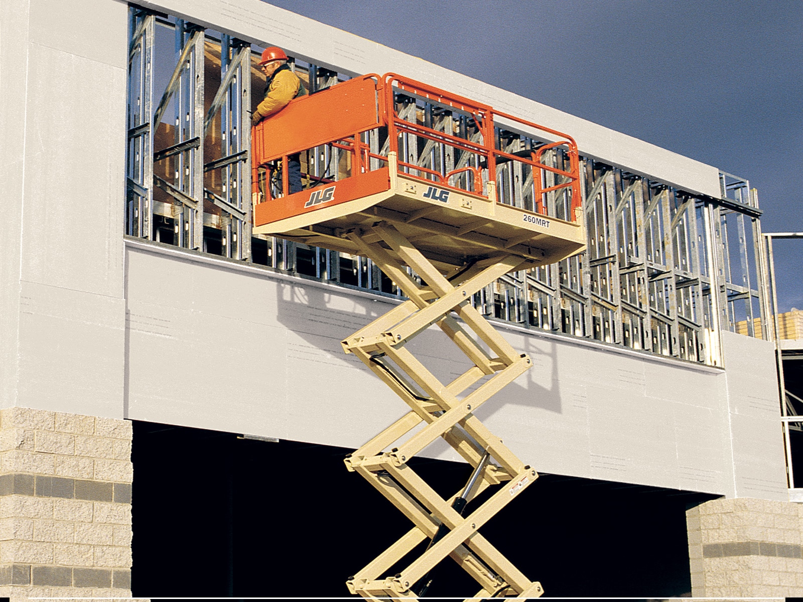 jlg 260mrt engine powered scissor lift application