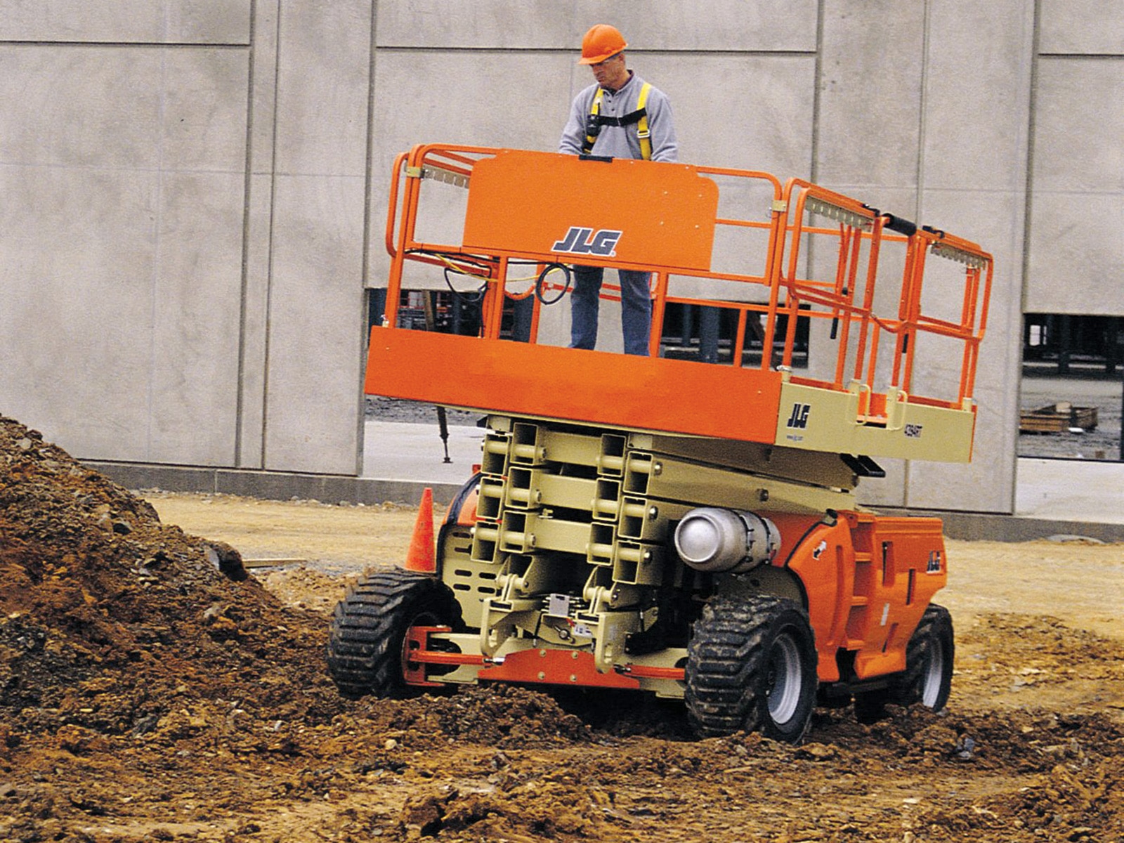 jlg 260mrt engine powered scissor lift application