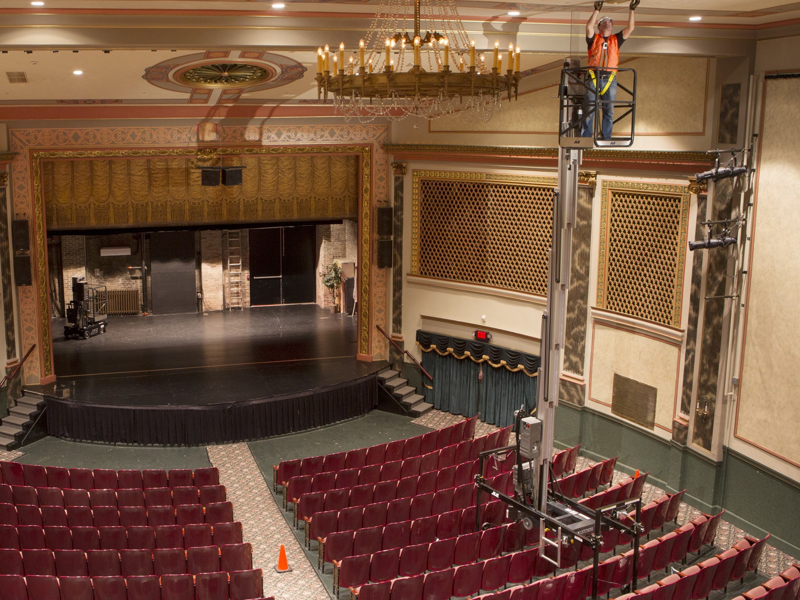 jlg push around vertical lift application