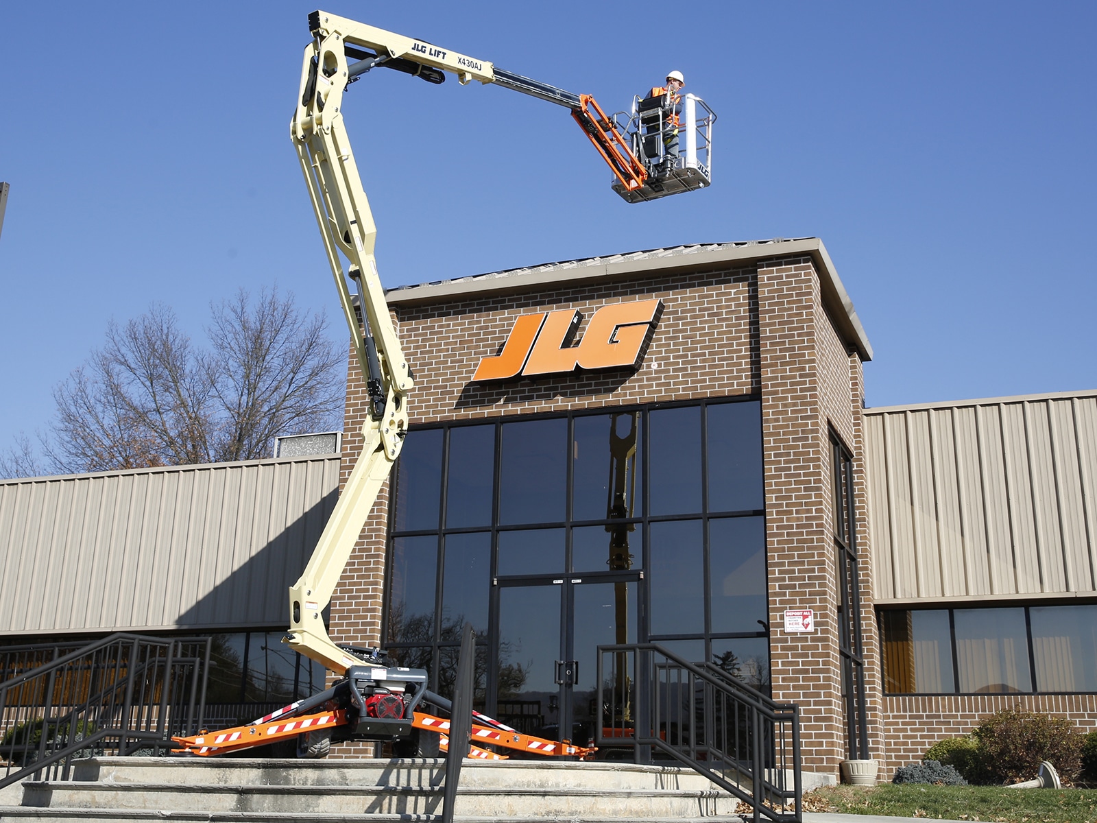 jlg x430aj compact crawler boom lift application