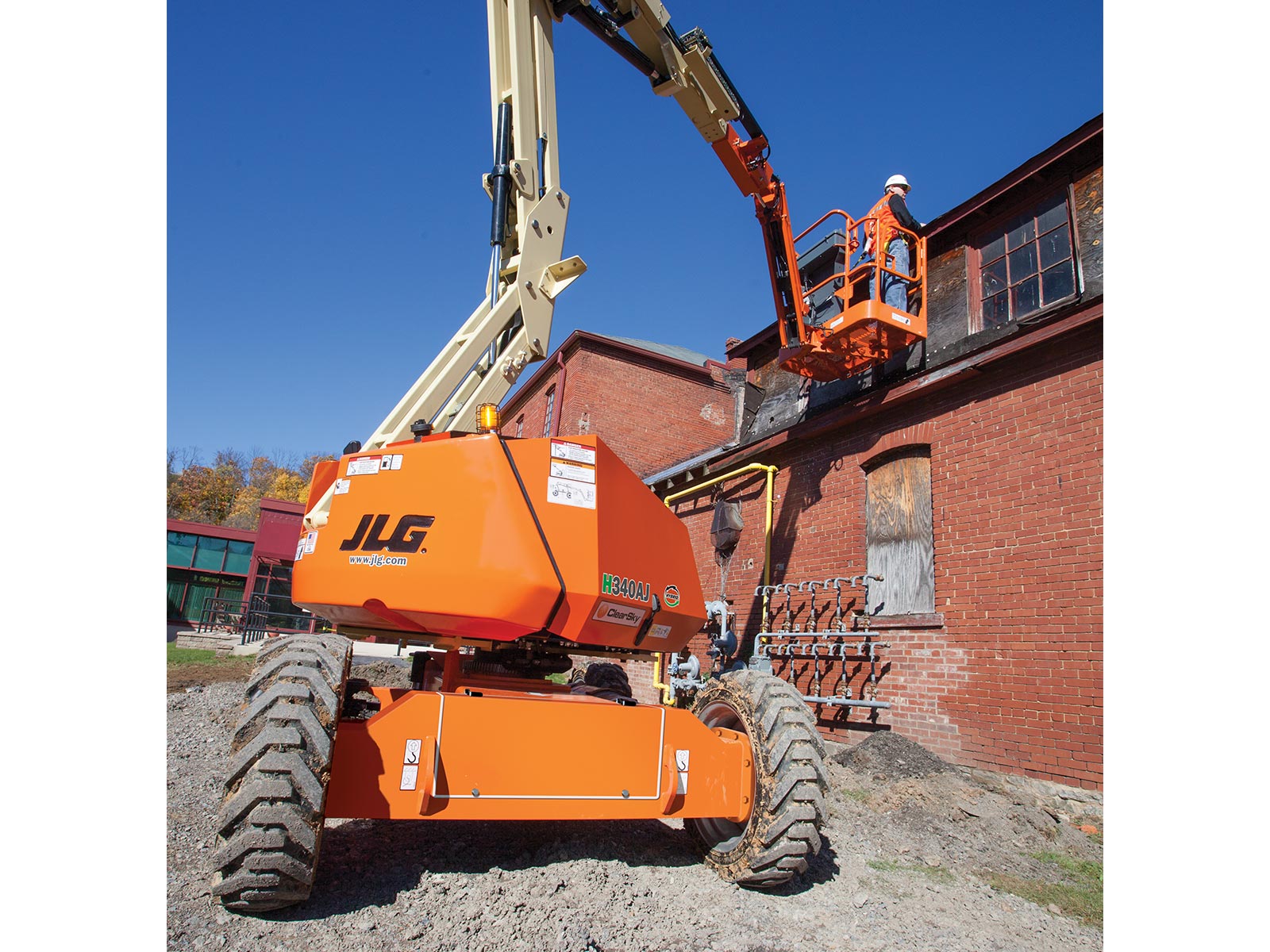 jlg h340aj hybrid articulating boom lift application