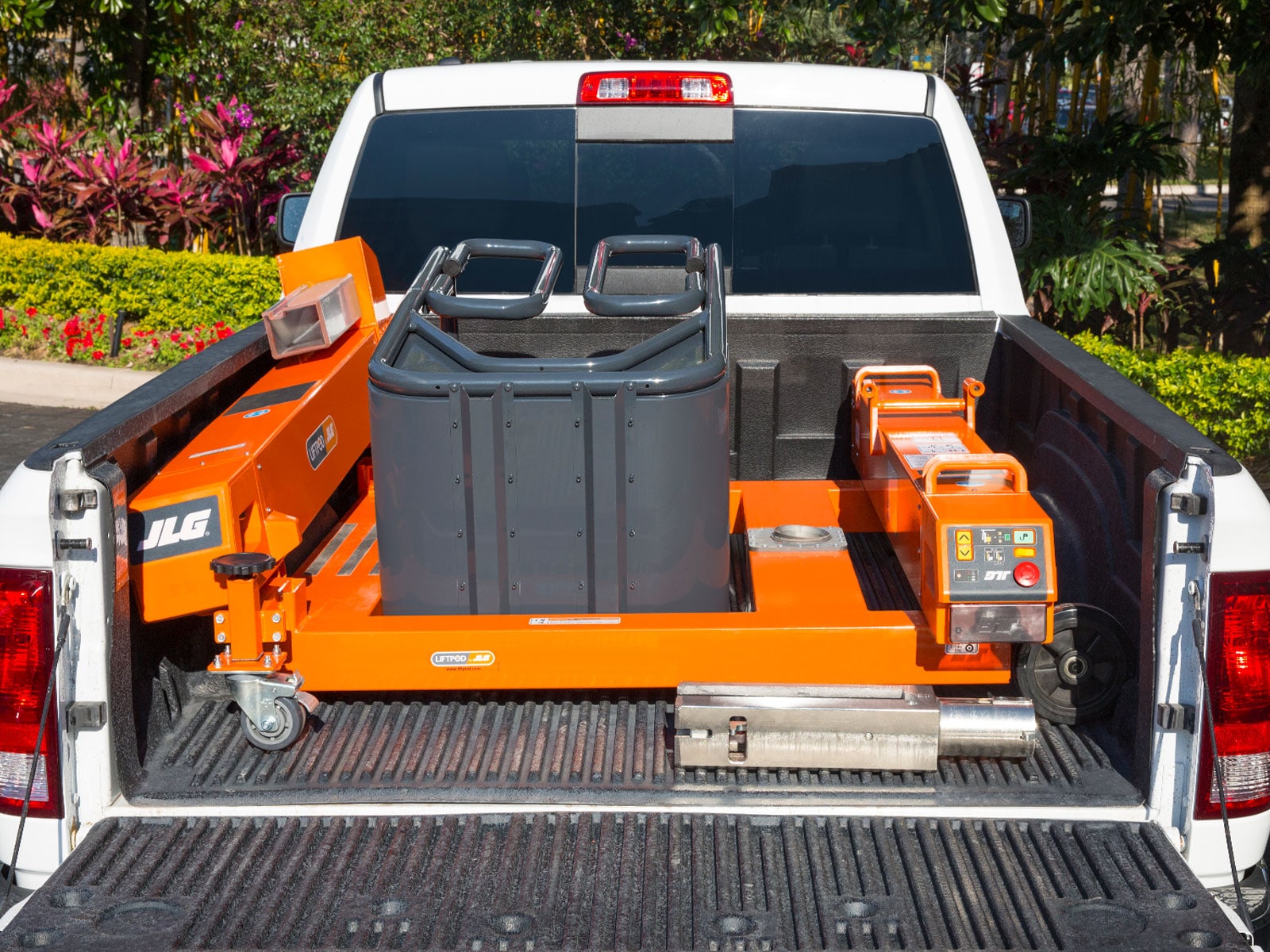 jlg ft140 liftpod in pickup truck