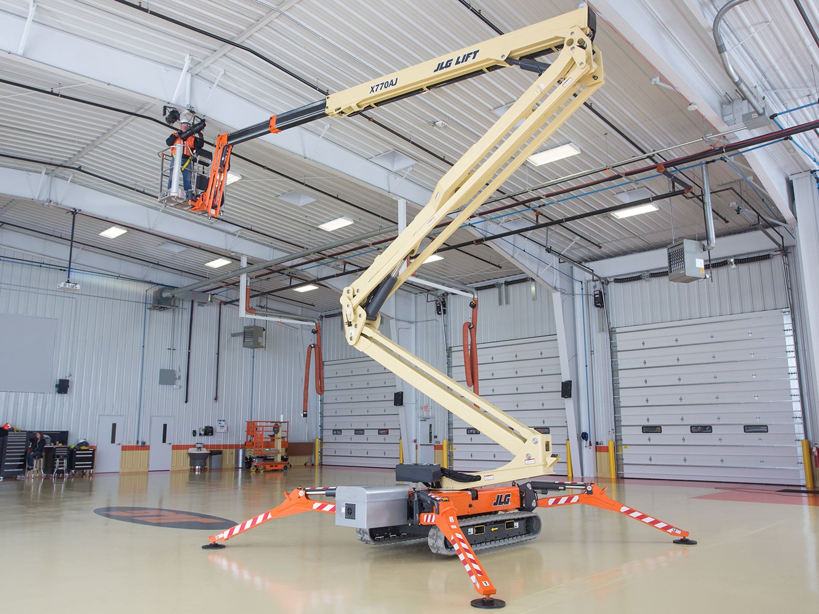 jlg x770aj compact crawler boom lift indoor application