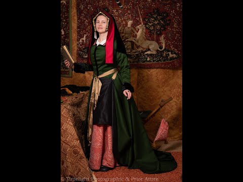 Dressing up ( well.... ) an early Tudor lady